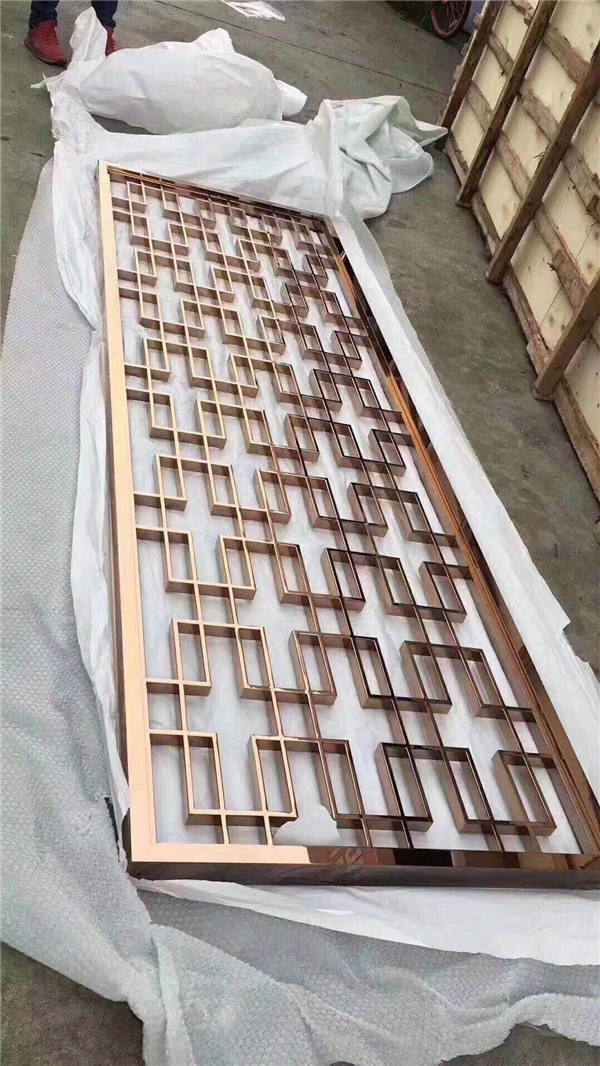 ���P����L