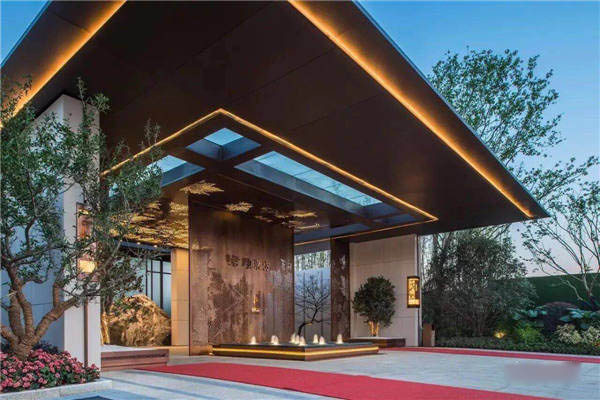 ���P����L