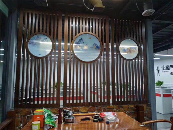 ���P����L